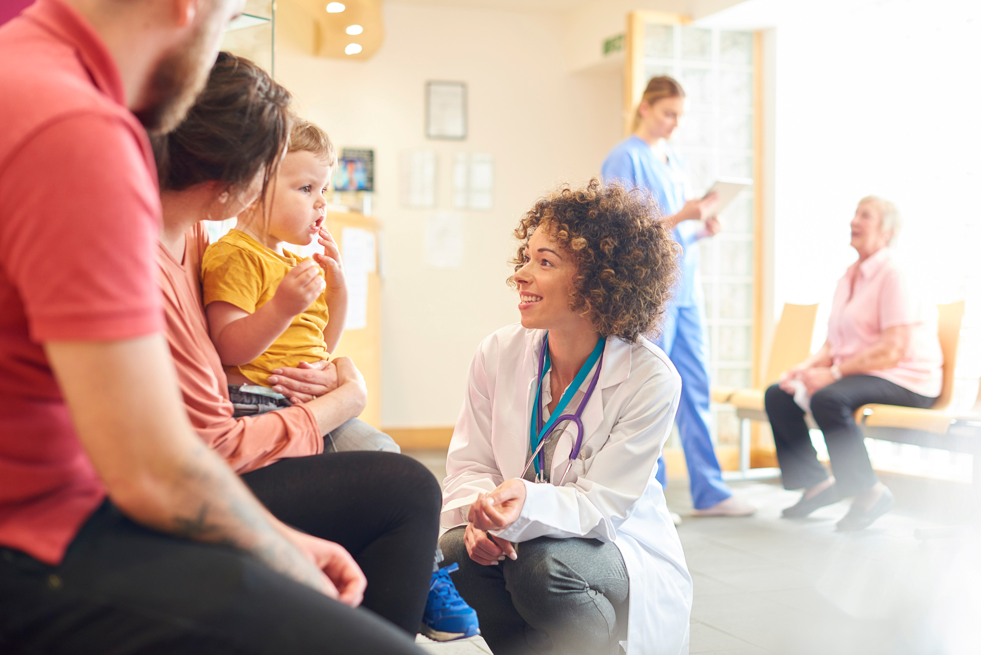 Toddler talking to female doctor crédit : © sturti / Getty Images / iStock